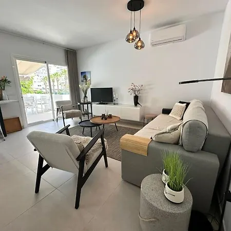 New Renovated With Beautiful View On Cliffs And Sea Apartmán