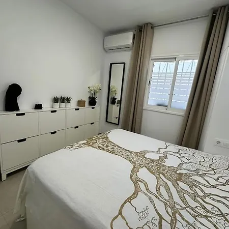 New Renovated With Beautiful View On Cliffs And Sea דירה *