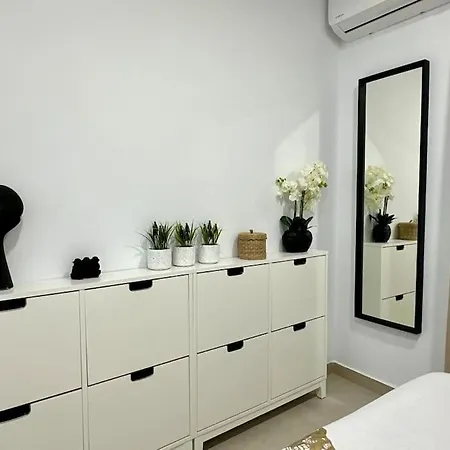New Renovated With Beautiful View On Cliffs And Sea דירה